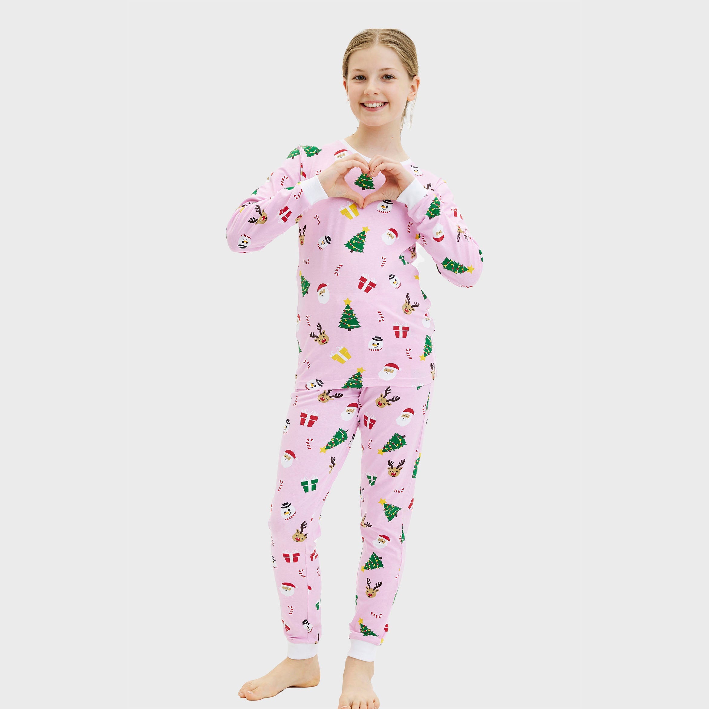 Rosa Weihnachts-Pyjama für Kinder mit bunten Geschenk- und Tannenbaum-Motiven, nachhaltiger Stretchstoff.